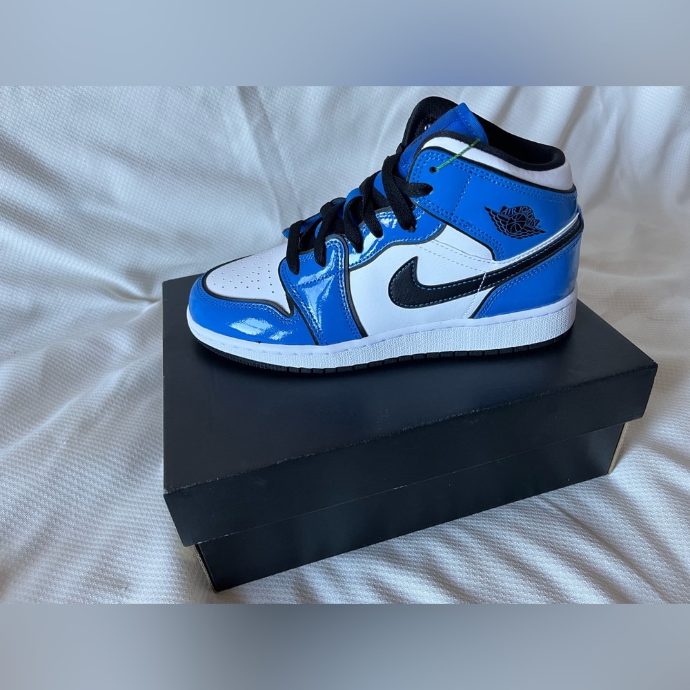 Nike air Jordan mid 1 se - kids size 4.5y